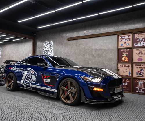 Wrap Ford Mustang 5.0 với thiết kế Snake xanh nổi bật
