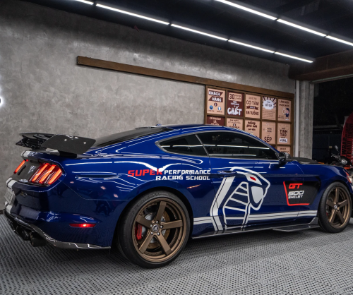 Wrap Ford Mustang 5.0 với thiết kế Snake xanh nổi bật