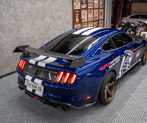 Wrap Ford Mustang 5.0 với thiết kế Snake xanh nổi bật