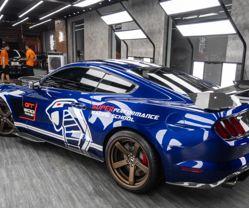 Wrap Ford Mustang 5.0 với thiết kế Snake xanh nổi bật