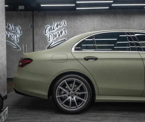 Dán đổi màu xe Mercedes E300 Matte Khaki Green