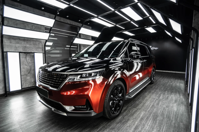 Dán đổi màu xe Kia Carnival Ombre Orange & Black