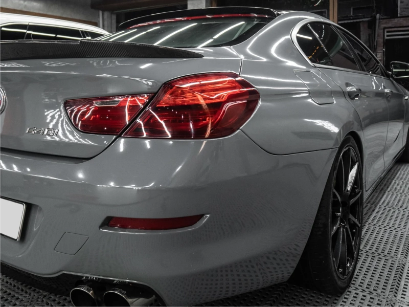 BMW 640i Gloss Nardo Gray – góc hông xe.