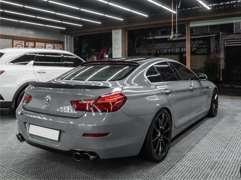 Dán đổi màu xe BMW 640i Gloss Nardo Gray góc phía sau