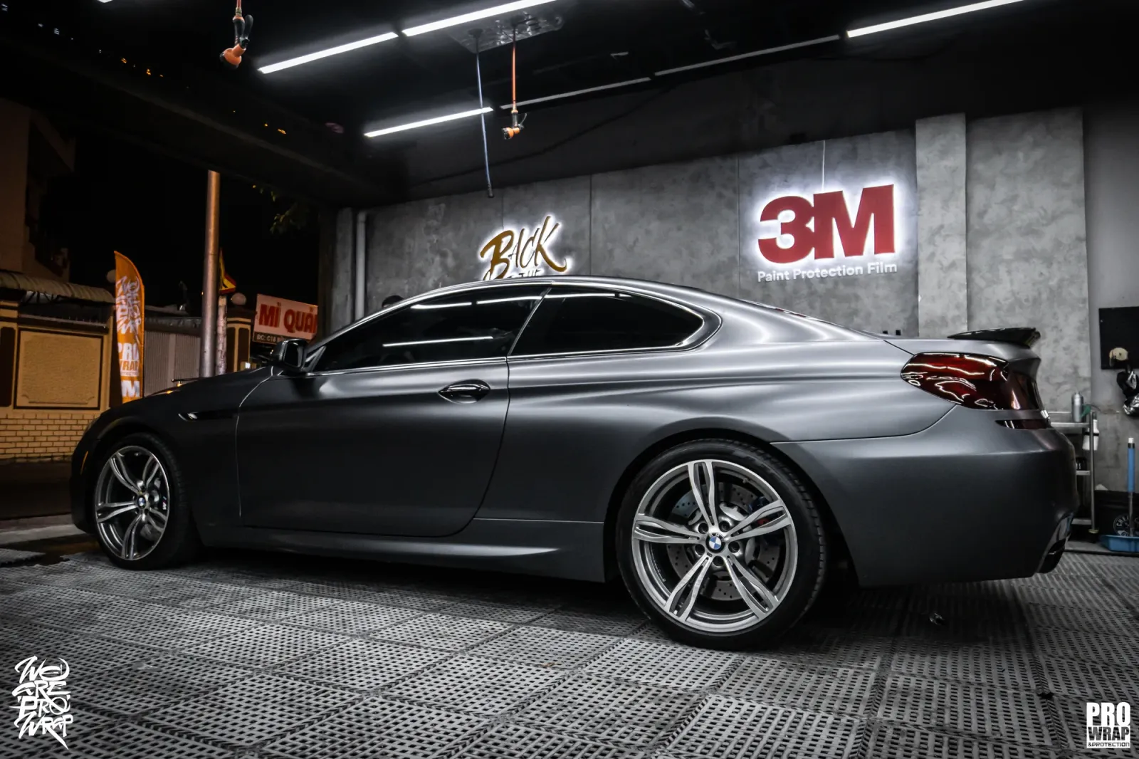 BMW 650i Coupe dán đổi màu Satin Dark Gray Metallic thân xe và cửa