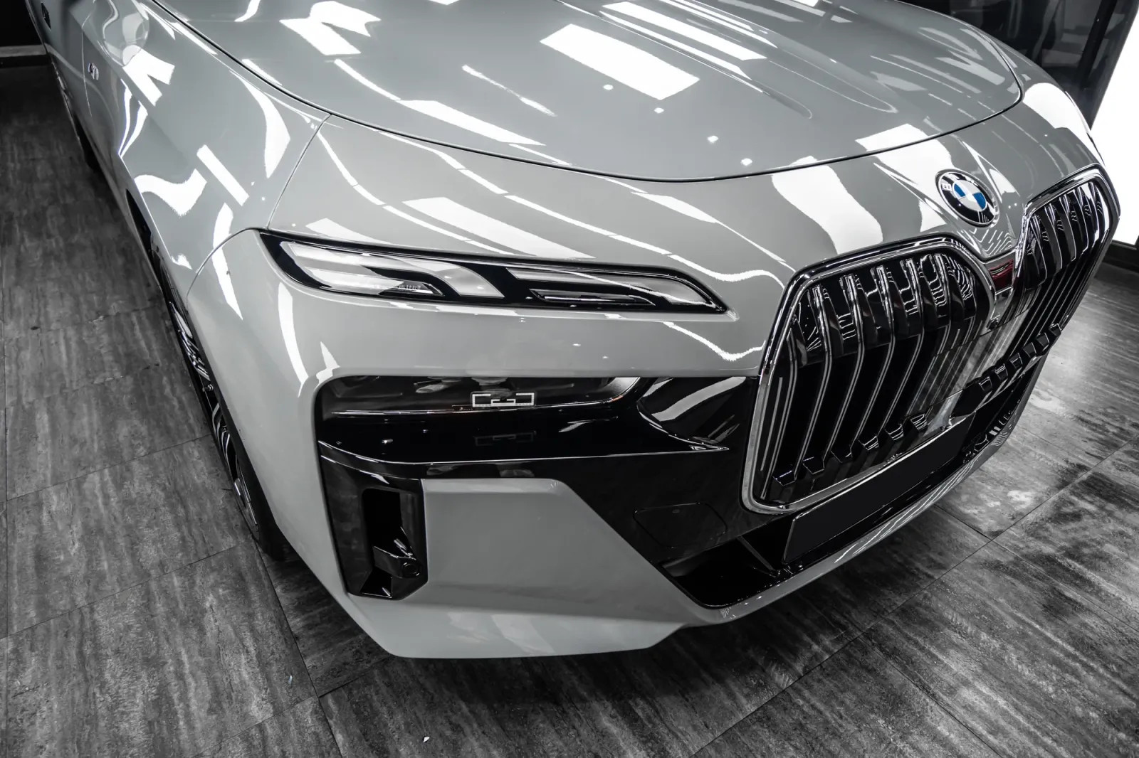 Dán đổi màu xe BMW 7 Series Gloss Volcanic Gray chi tiết capo