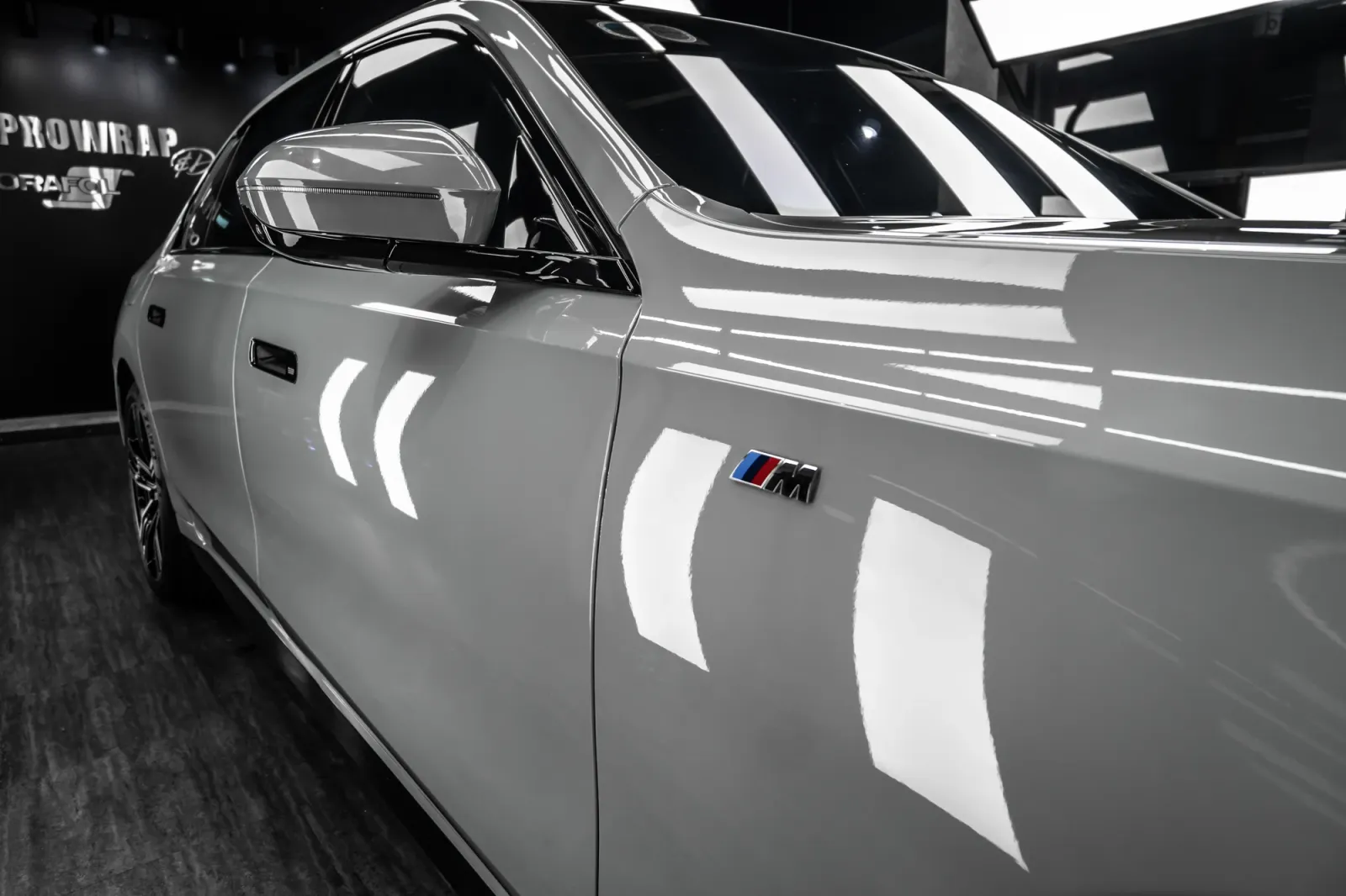 Dán đổi màu xe BMW 7 Series Gloss Volcanic Gray khu vực cửa và gương