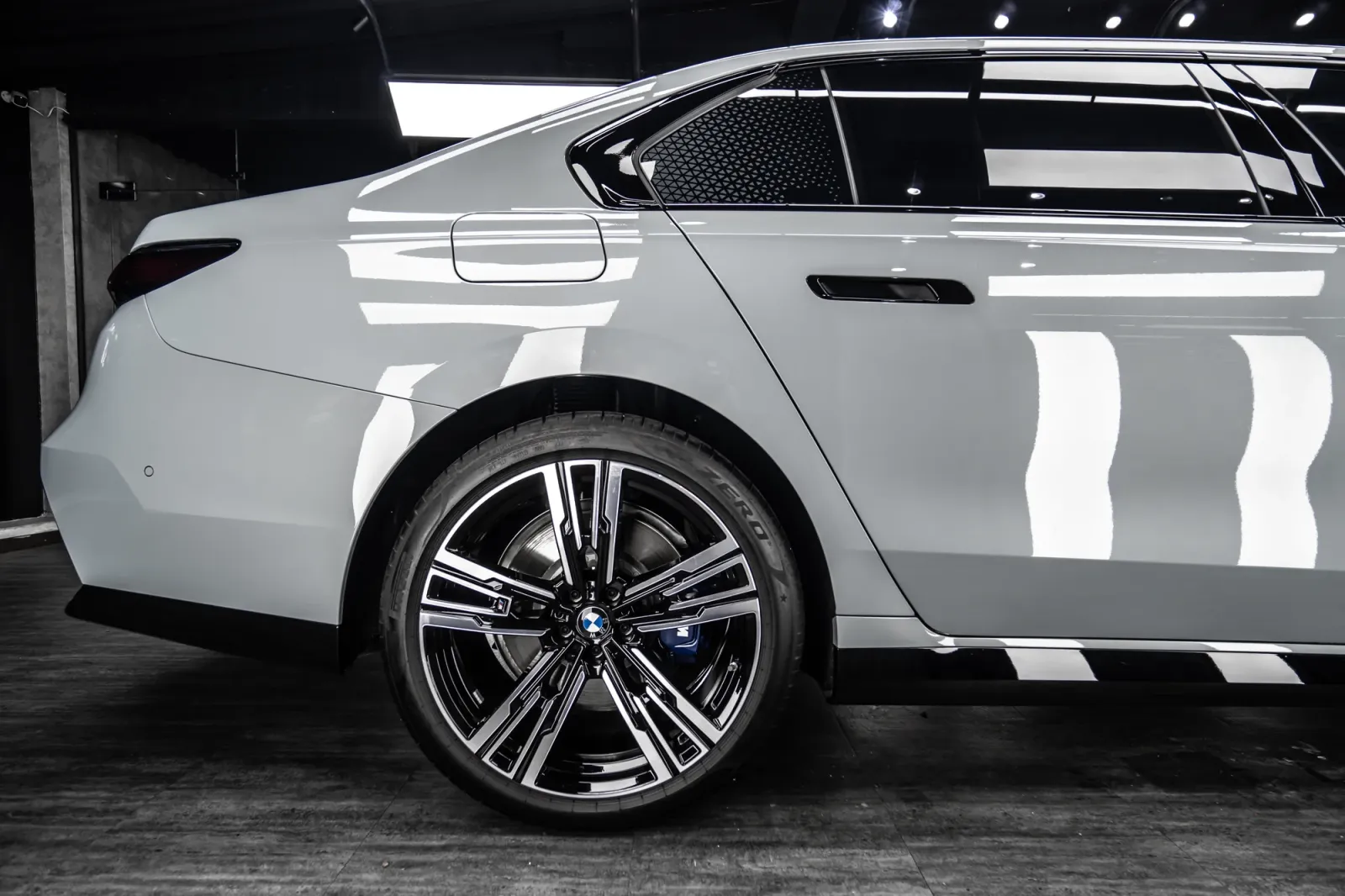 BMW 7 Series dán đổi màu Gloss Volcanic Gray chi tiết thân xe
