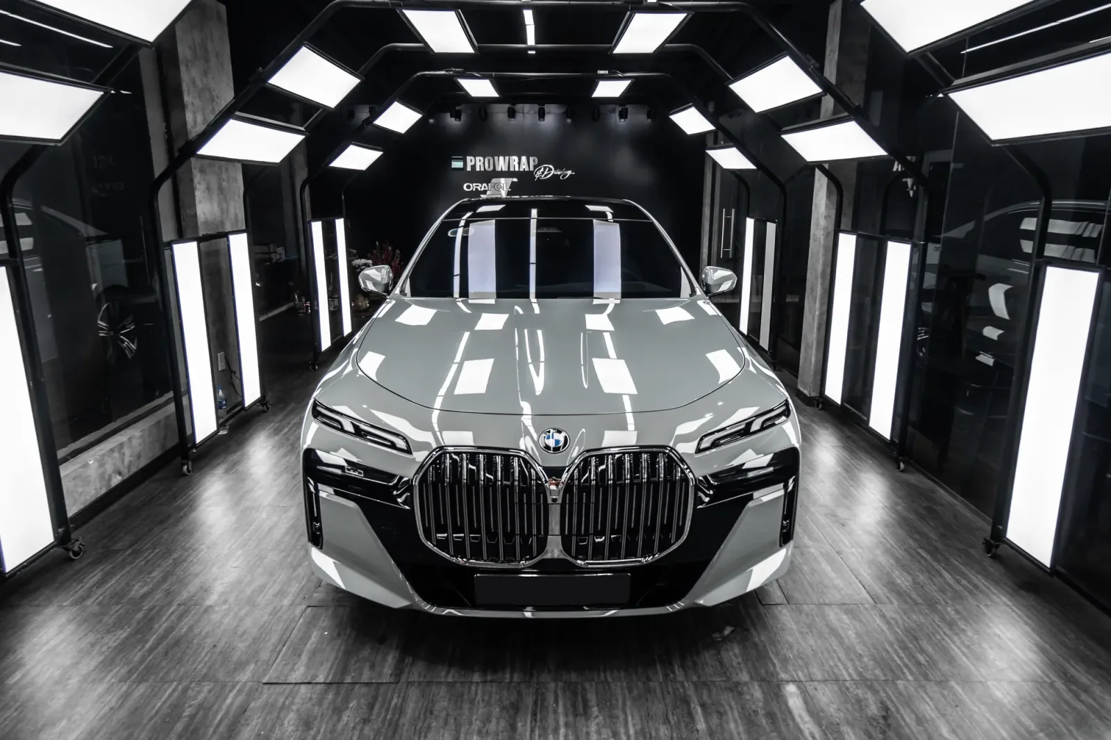 Dán đổi màu xe BMW 7 Series Gloss Volcanic Gray phần đầu xe