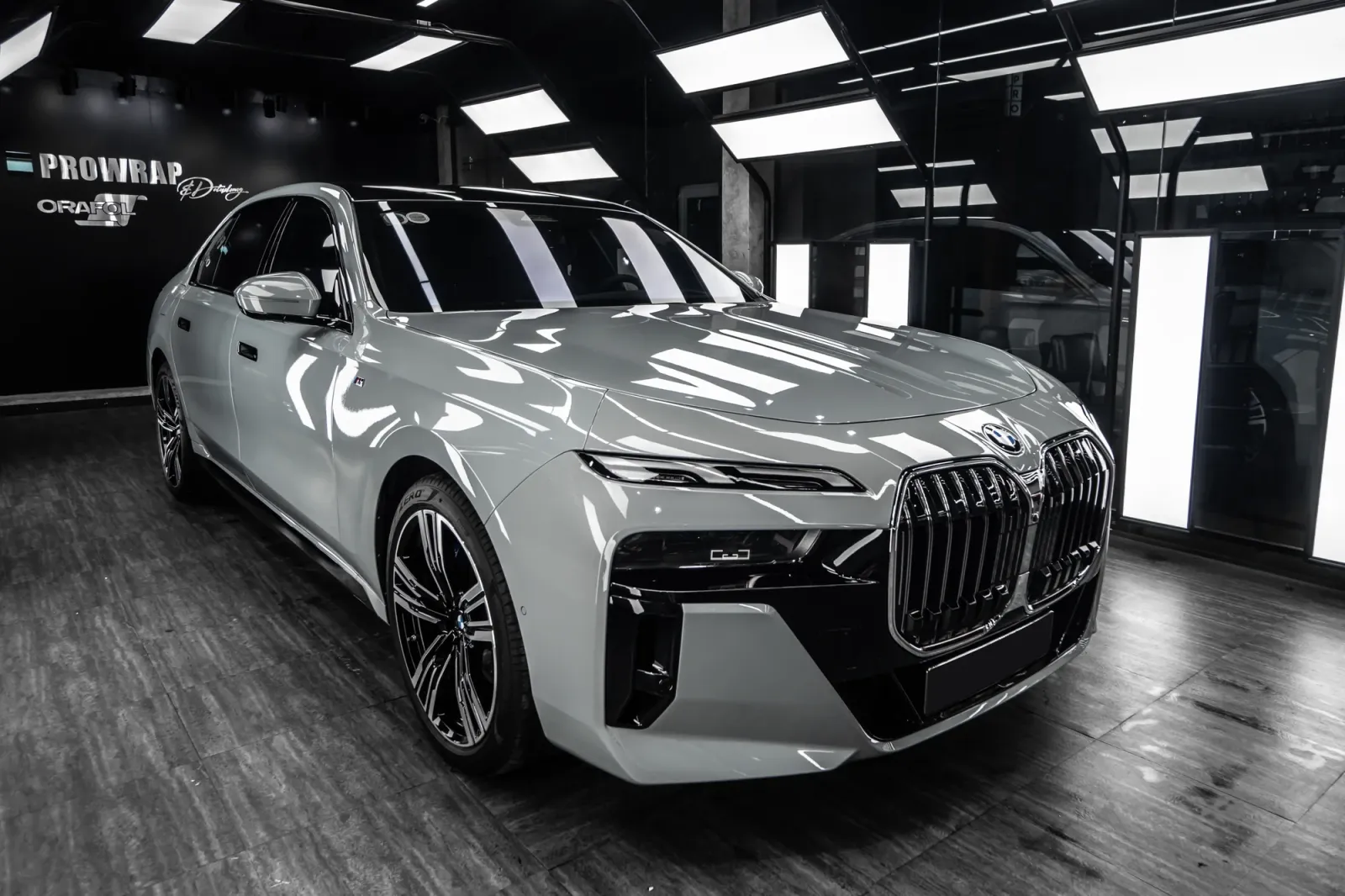 Dán đổi màu xe BMW 7 Series Gloss Volcanic Gray góc 3/4 phía trước