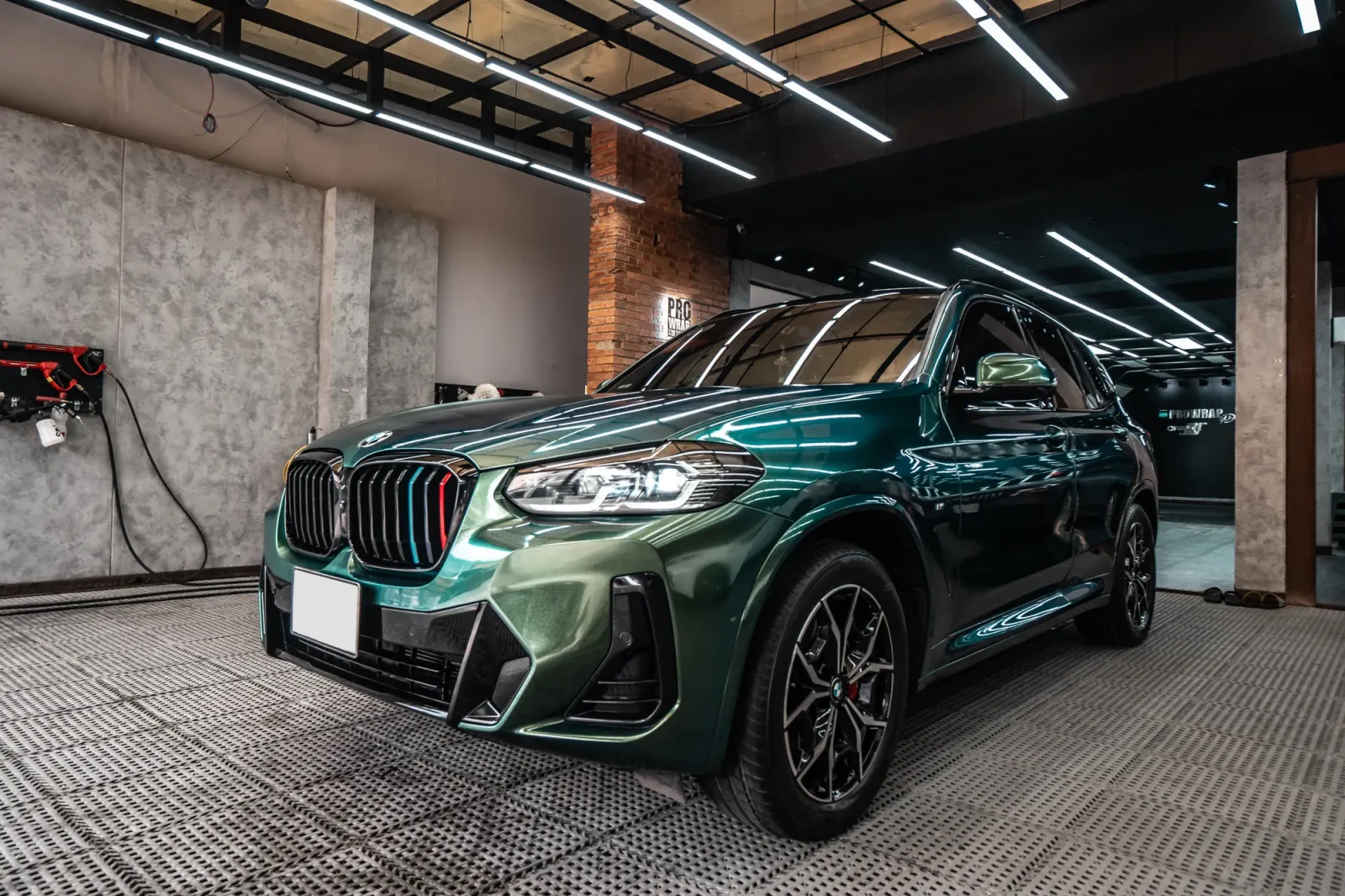 Dán đổi màu xe BMW X3 Gloss Chameleon Green Metallic góc 3/4