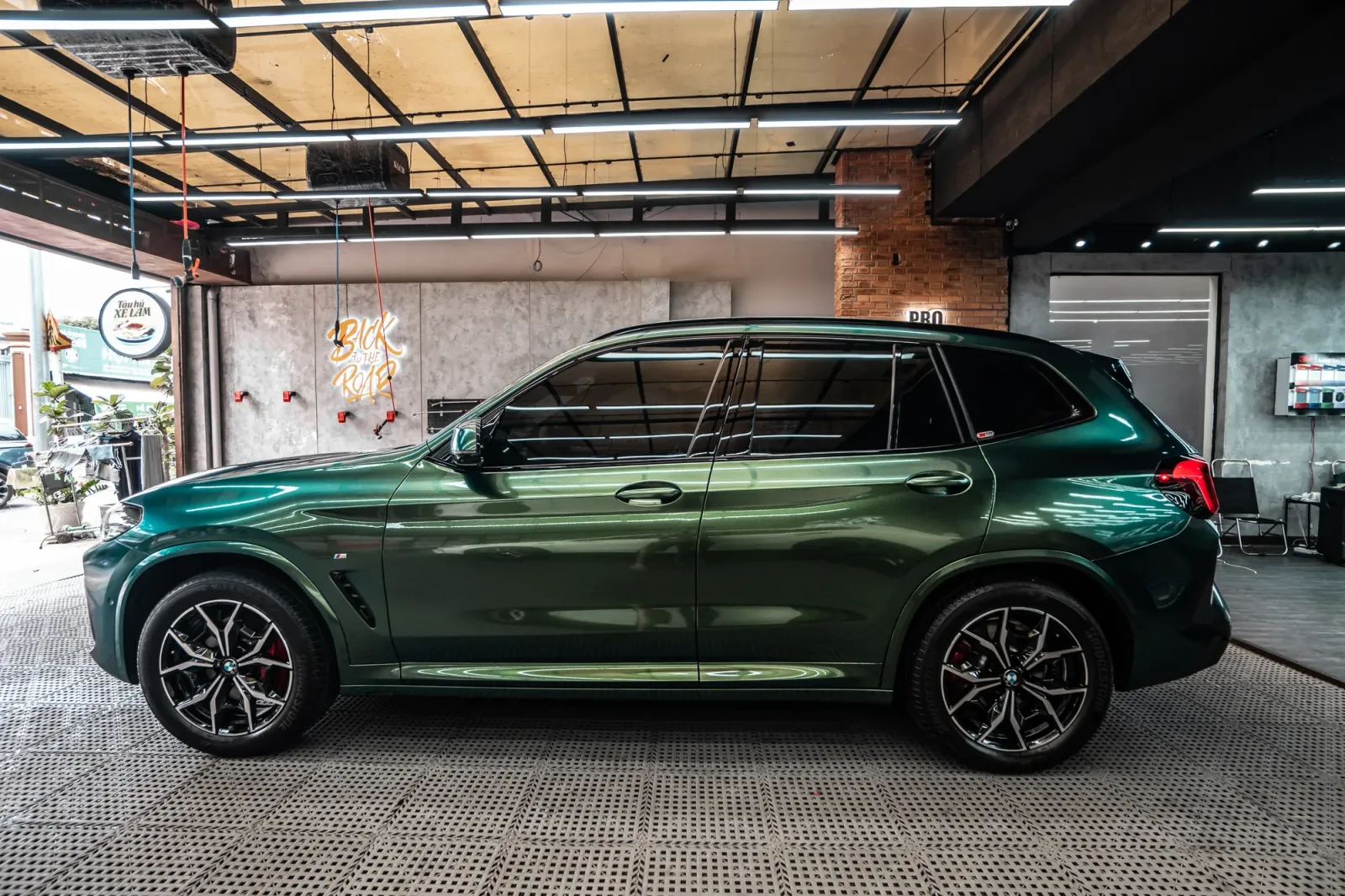 Dán đổi màu xe BMW X3 màu Gloss Chameleon Green Metallic nhìn ngang thân xe