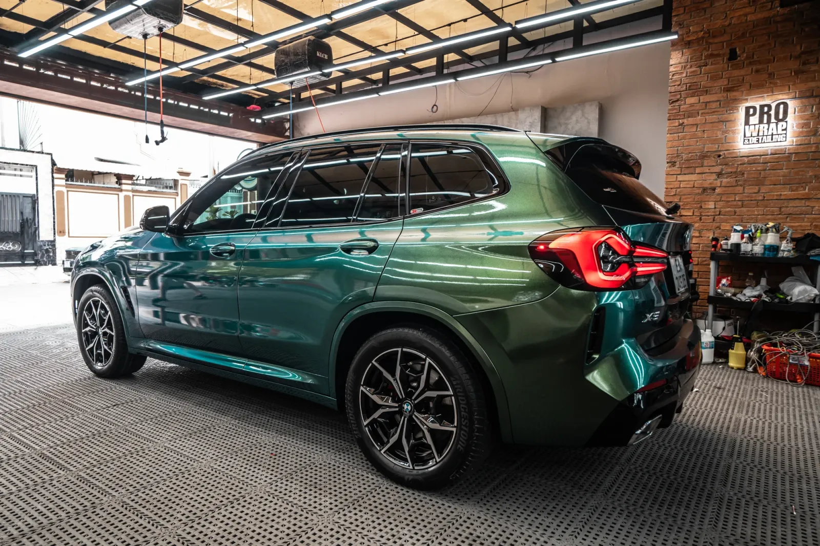 Dán đổi màu xe BMW X3 Gloss Chameleon Green Metallic tổng thể phía sau