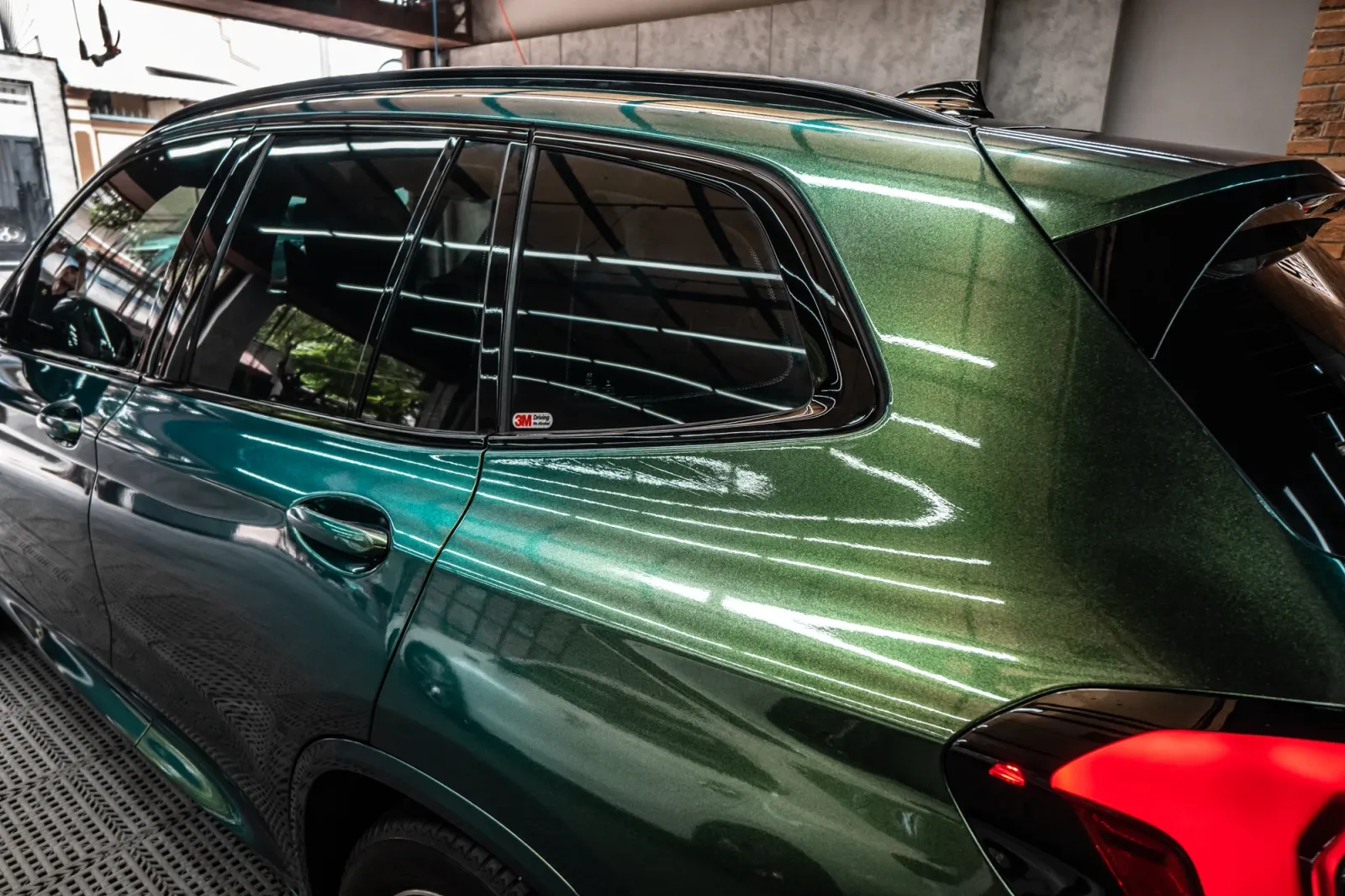 Dán đổi màu xe BMW X3 Gloss Chameleon Green Metallic cận cảnh đuôi xe
