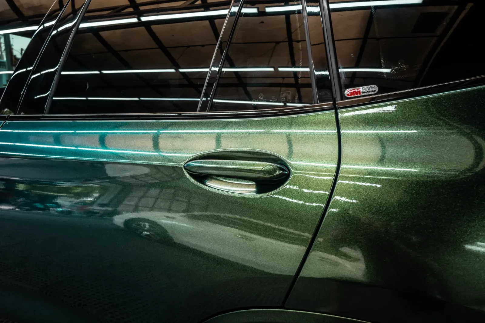 BMW X3 Gloss Chameleon Green Metallic cận cảnh cửa xe và tay nắm