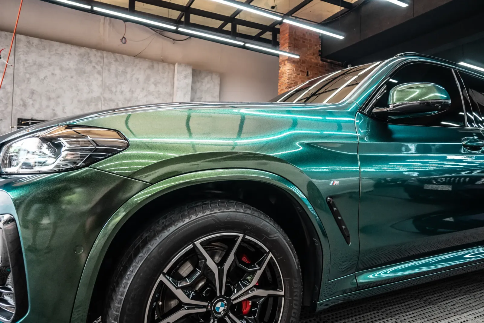 Dán đổi màu xe BMW X3 Gloss Chameleon Green Metallic cận cảnh đầu xe