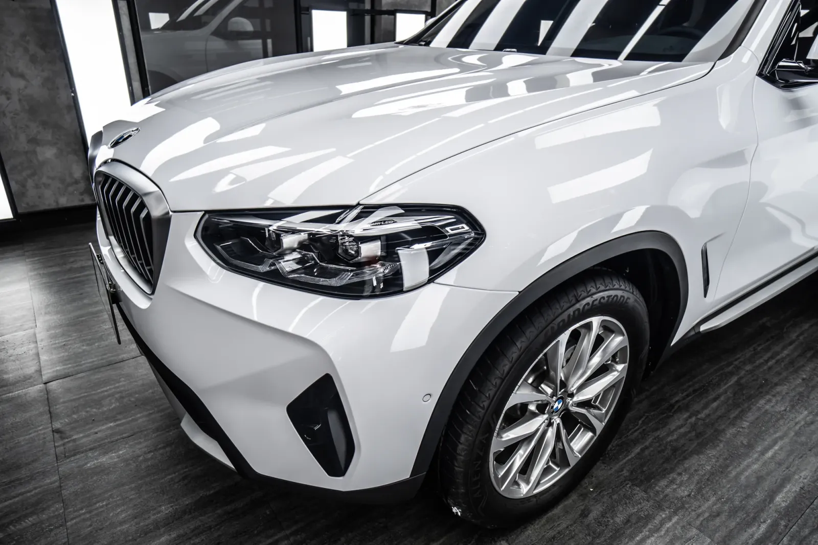 BMW X3 dán đổi màu Gloss White chi tiết capo và đèn trước