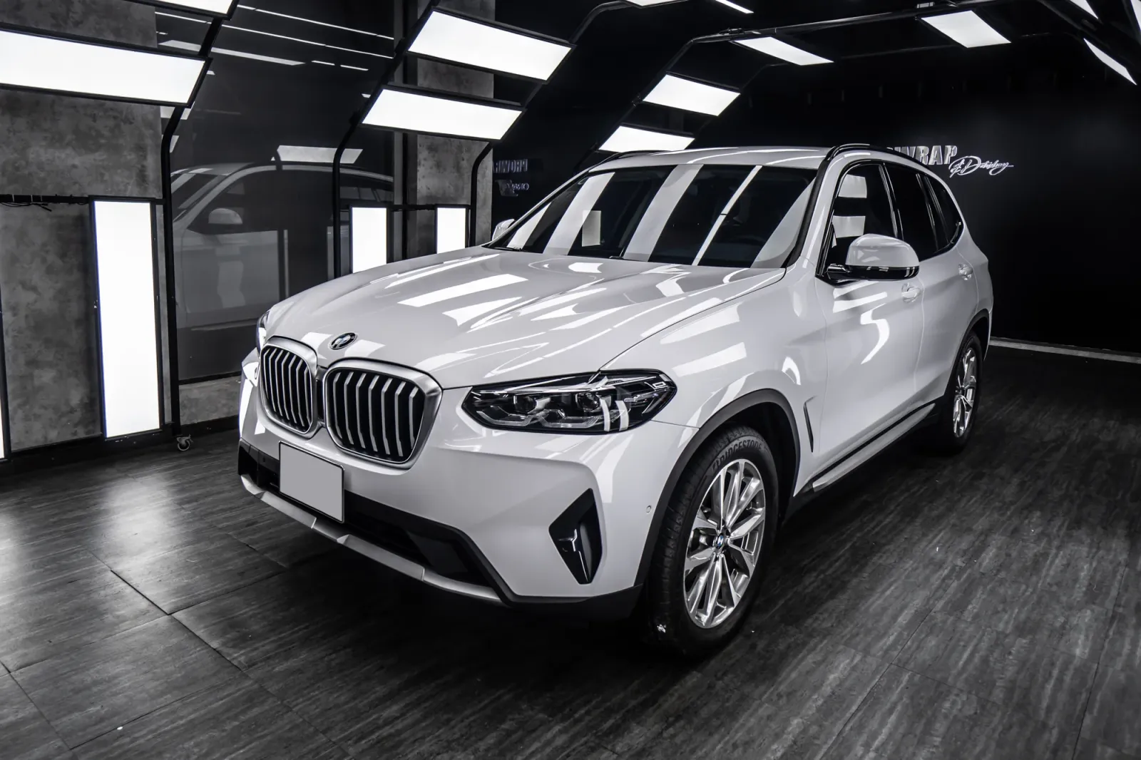 Dán đổi màu xe BMW X3 Gloss White góc 3/4