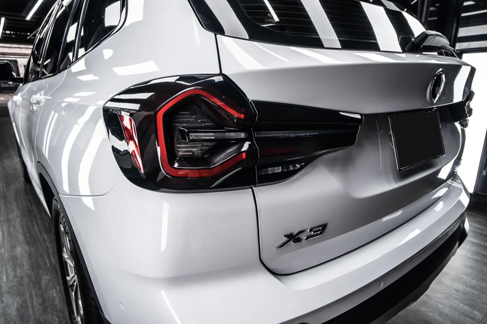 Dán đổi màu xe BMW X3 Gloss White phần đuôi xe