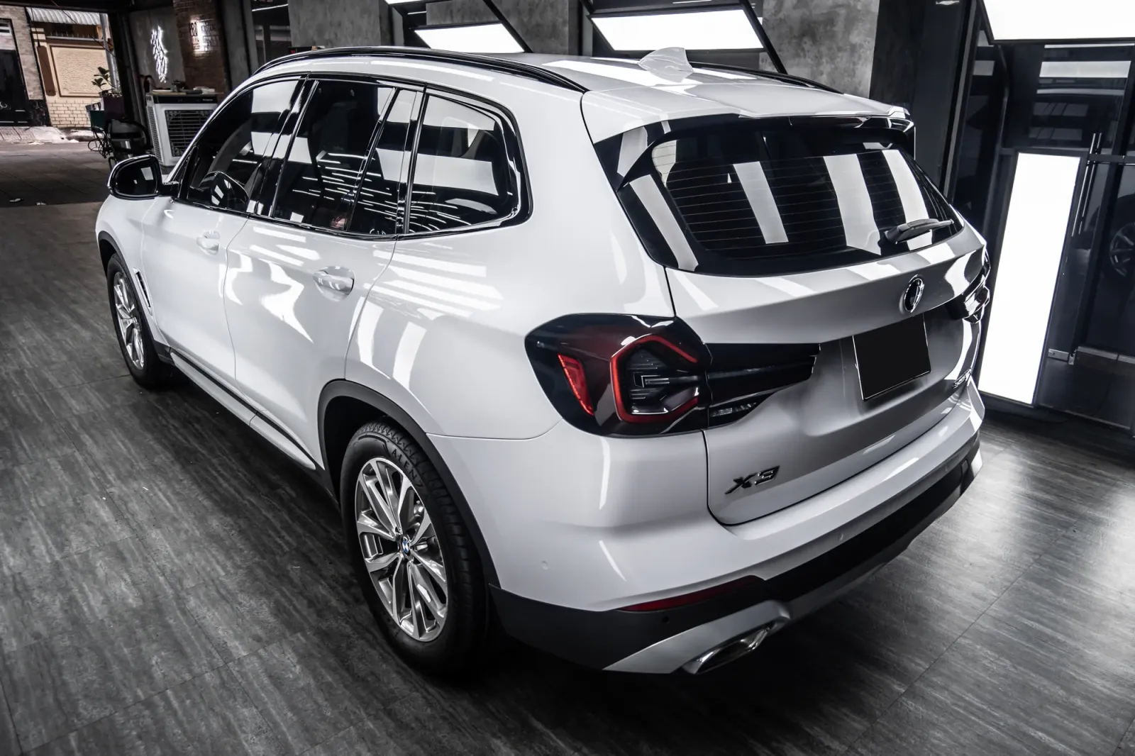 Dán đổi màu xe BMW X3 Gloss White góc tổng thể phía sau xe