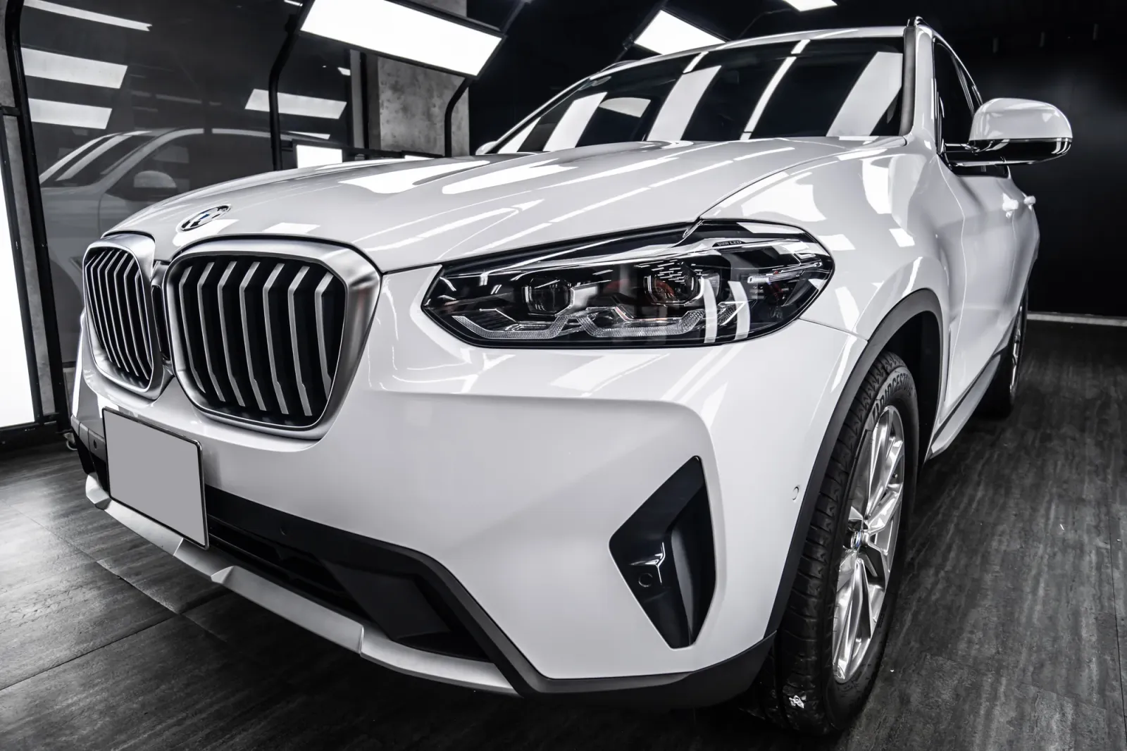 Dán đổi màu xe BMW X3 Gloss White phần đầu xe