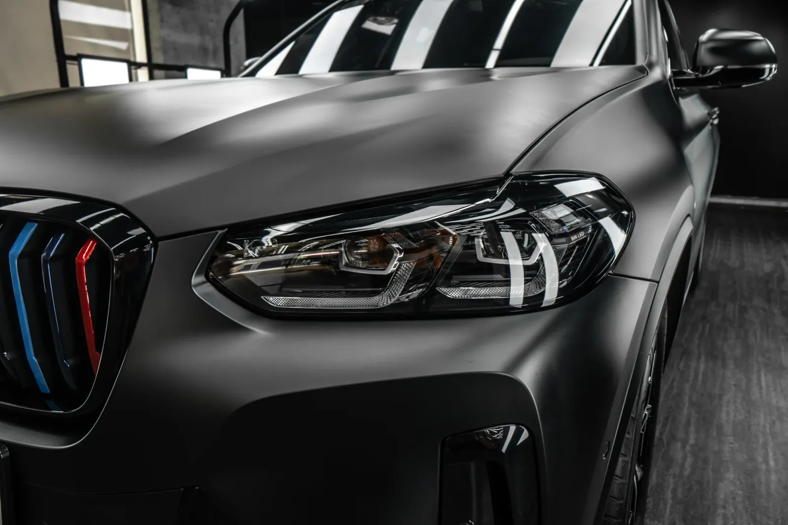 Dán đổi màu xe BMW X3 Matte Black cận cảnh đầu xe và đèn