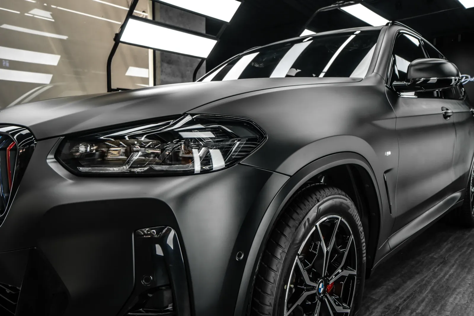 Dán đổi màu xe BMW X3 Matte Black góc 3/4 phía trước