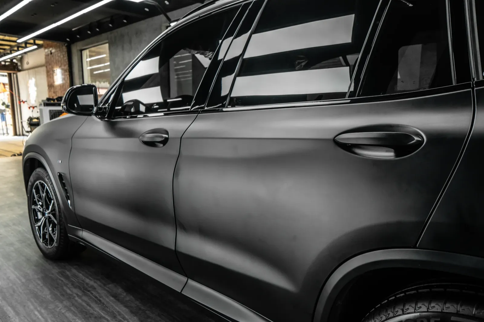 BMW X3 Wrap Matte Black cận cảnh thân xe và cửa xe
