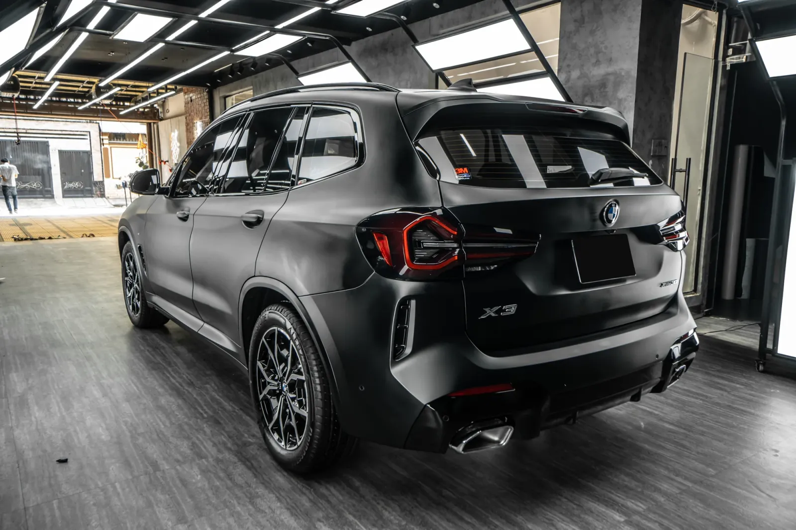Dán đổi màu xe BMW X3 Matte Black góc 3/4 phía sau