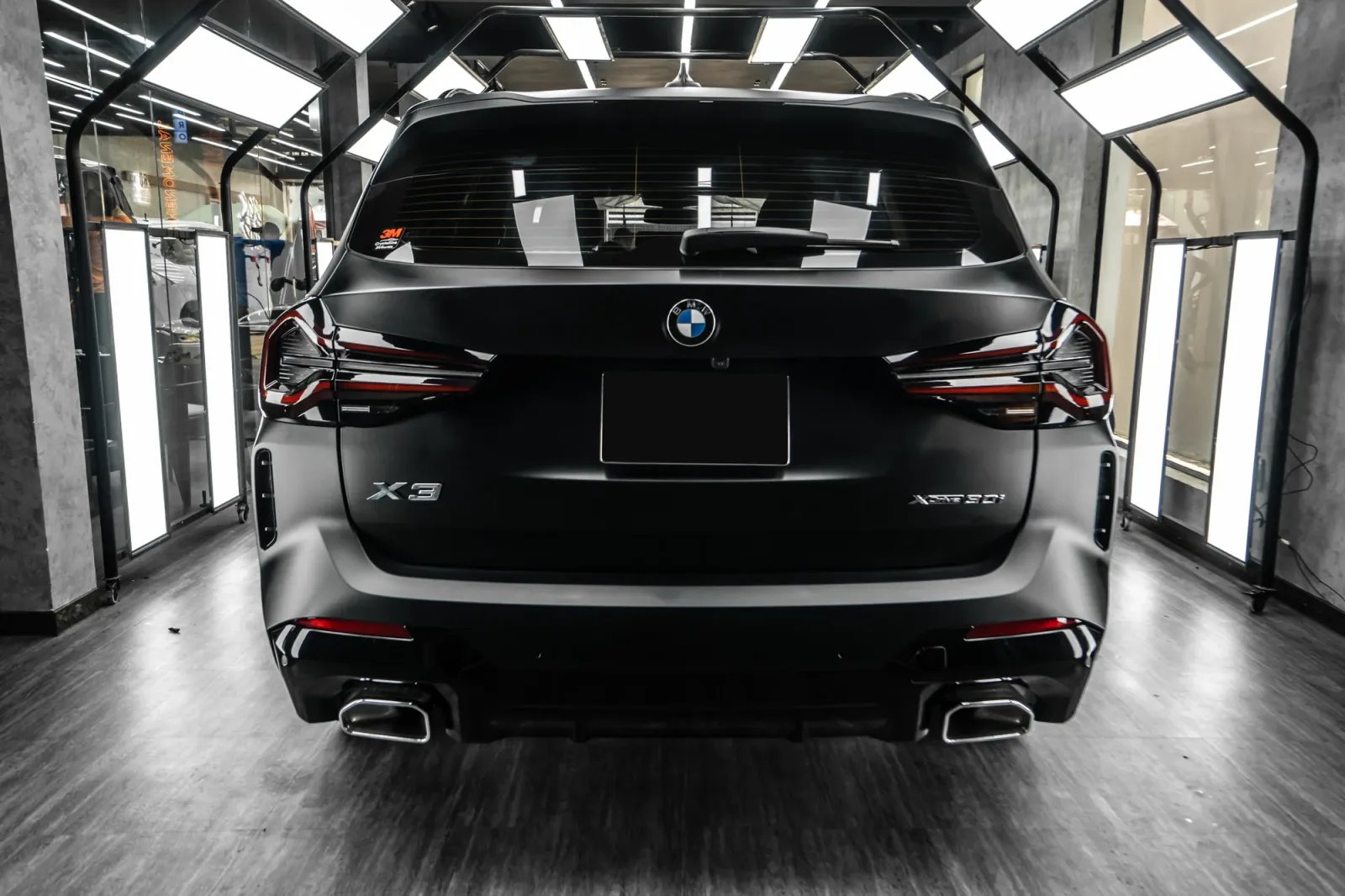 Dán đổi màu xe BMW X3 Matte Black góc chính diện phía sau