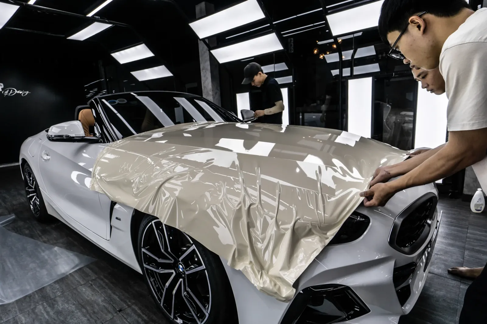 Dán đổi màu xe BMW Z4 Gloss Khaki Milano trong quá trình thi công