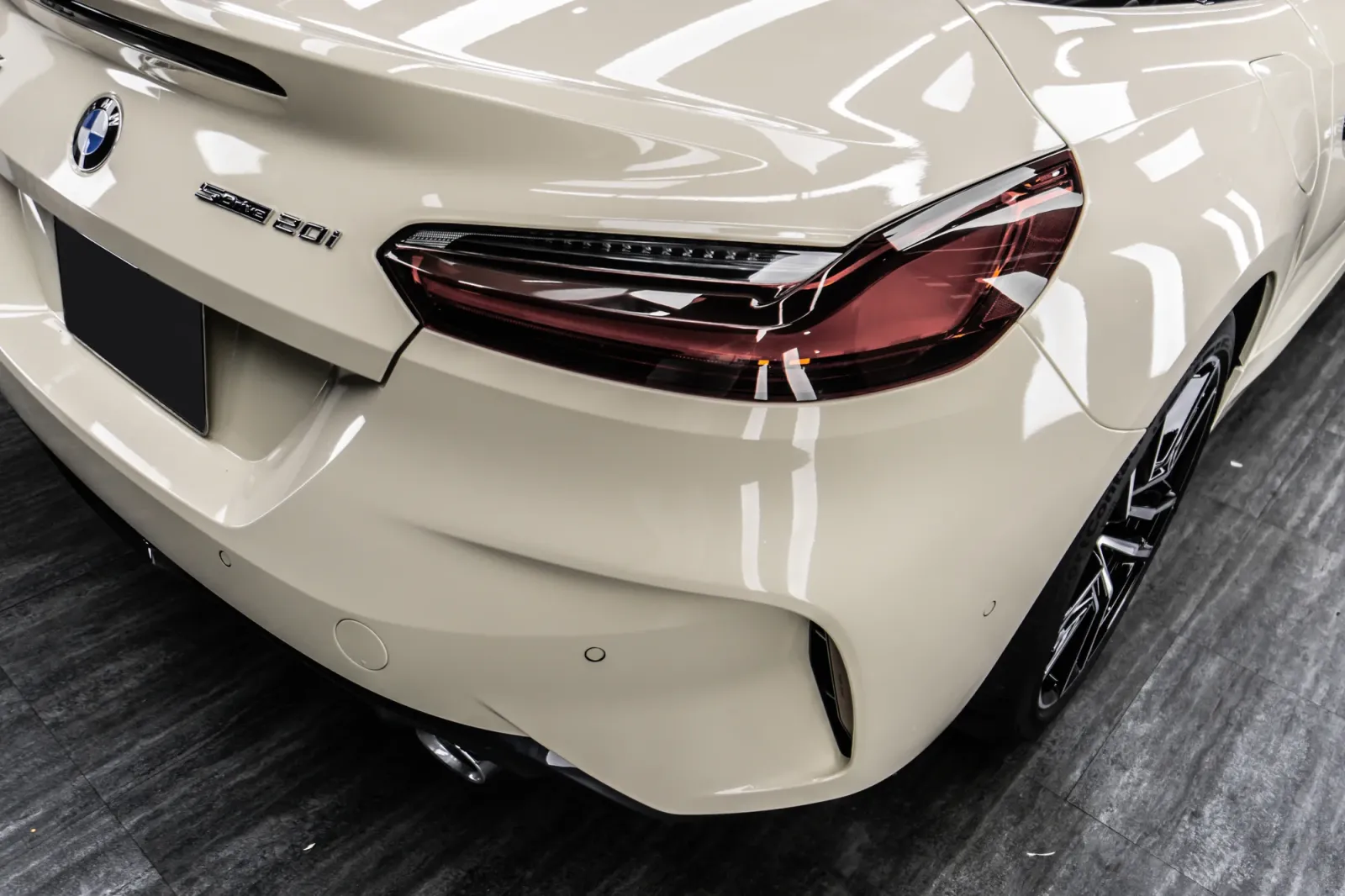 Dán đổi màu xe BMW Z4 Gloss Khaki Milano chi tiết hông xe