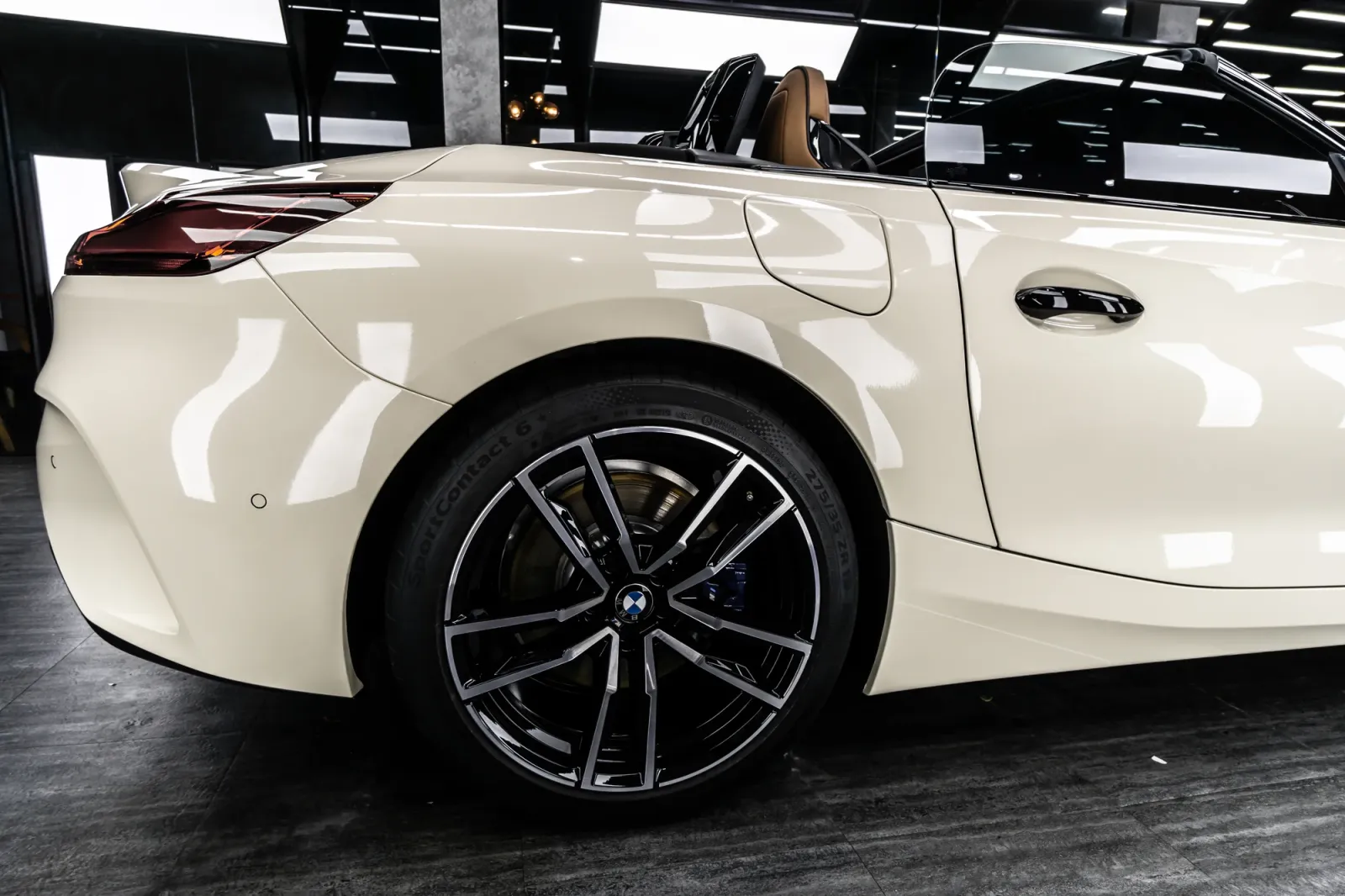 Dán đổi màu xe BMW Z4 Gloss Khaki Milano khu vực thân và bánh xe