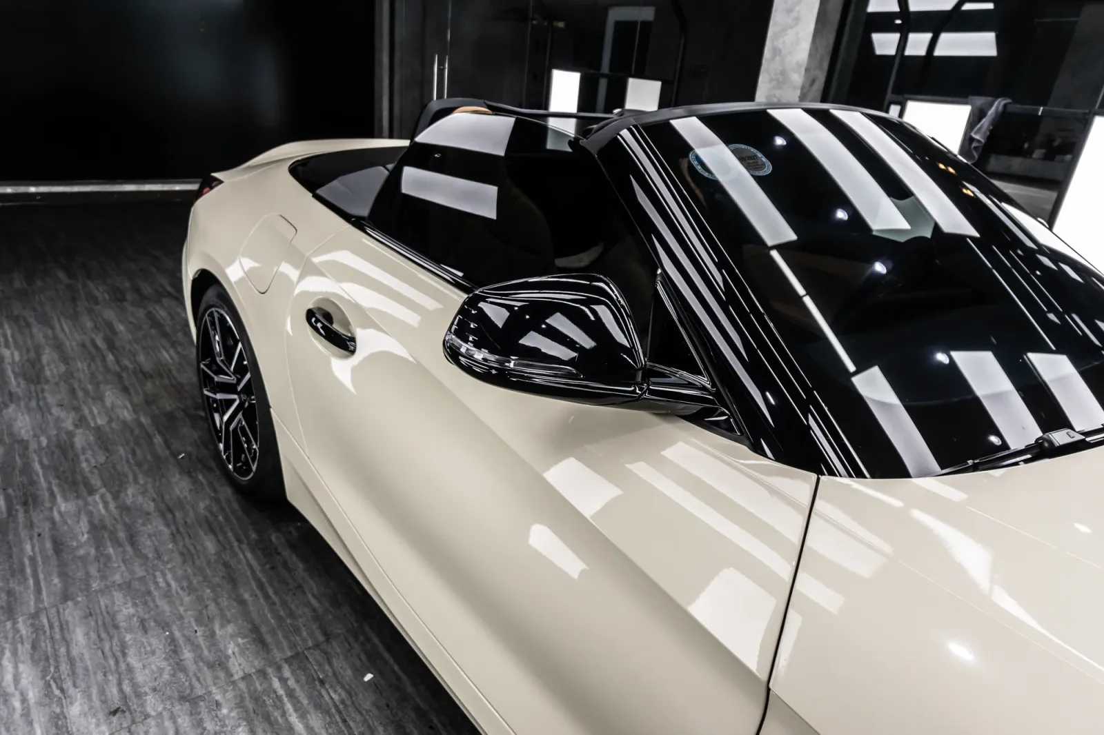 BMW Z4 dán đổi màu Gloss Khaki Milano chi tiết cửa và gương