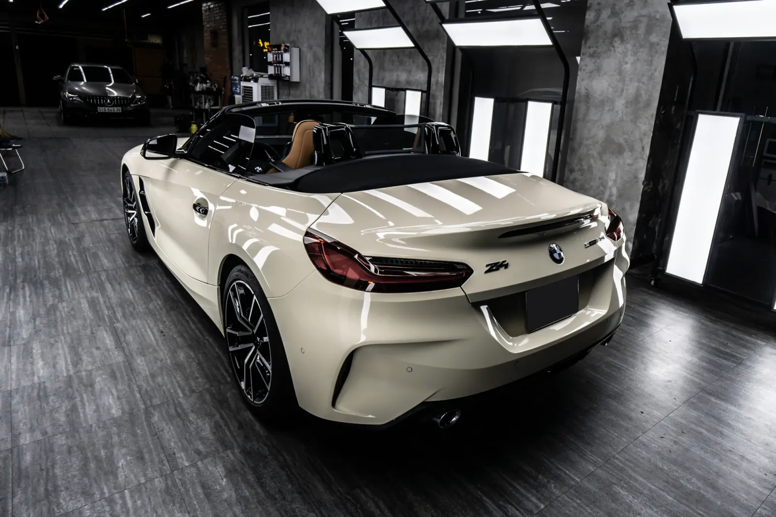 BMW Z4 dán đổi màu Gloss Khaki Milano phần đuôi xe
