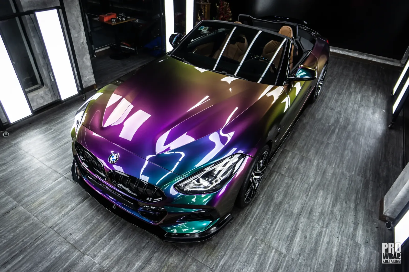 BMW Z4 dán đổi màu Gloss Purple Flame phần đầu và thân xe