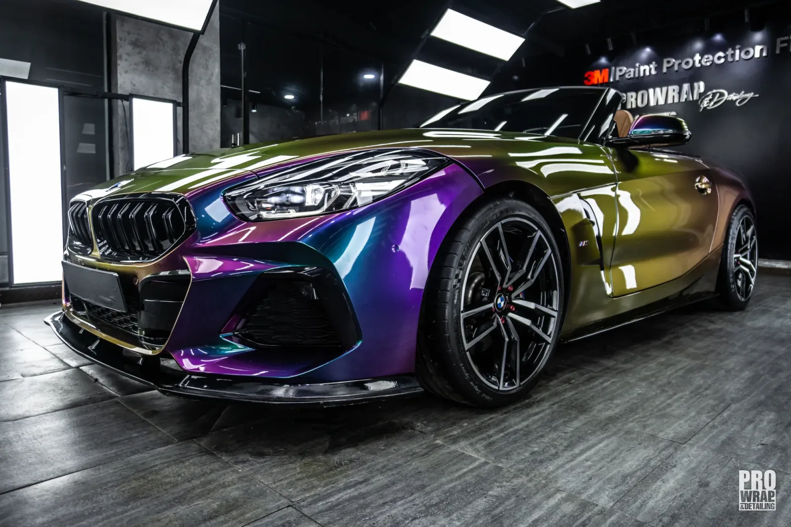 Dán đổi màu xe BMW Z4 Gloss Purple Flame góc 3/4 phía trước