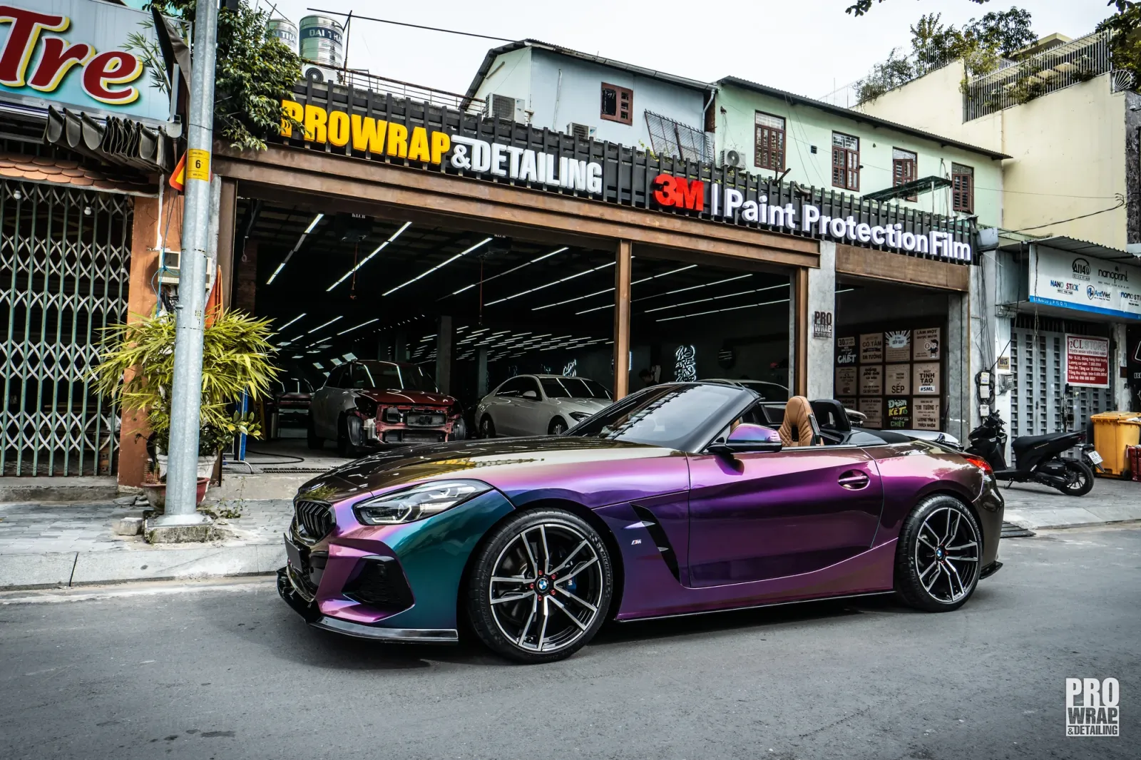 BMW Z4 dán đổi màu Gloss Purple Flame hiệu ứng chuyển sắc thân xe