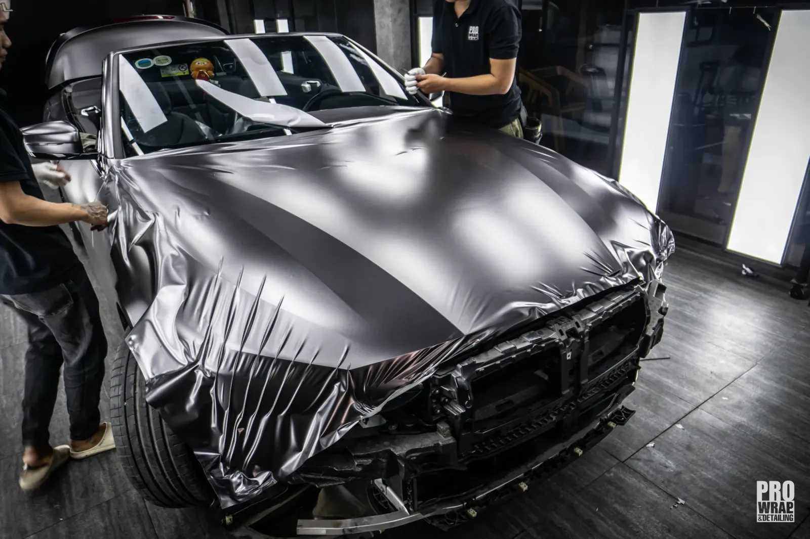 Dán đổi màu xe BMW Z4 Matte Dark Gray Metallic trong quá trình thi công