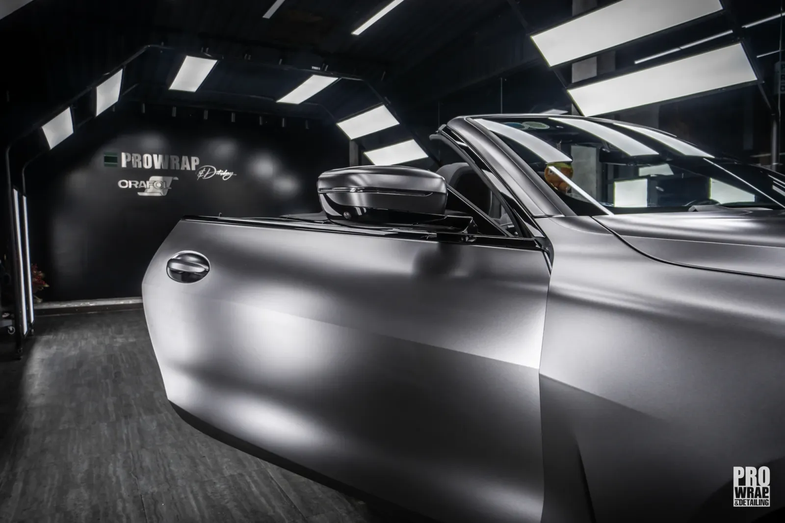 BMW Z4 dán đổi màu Matte Dark Gray Metallic phần capo và thân xe