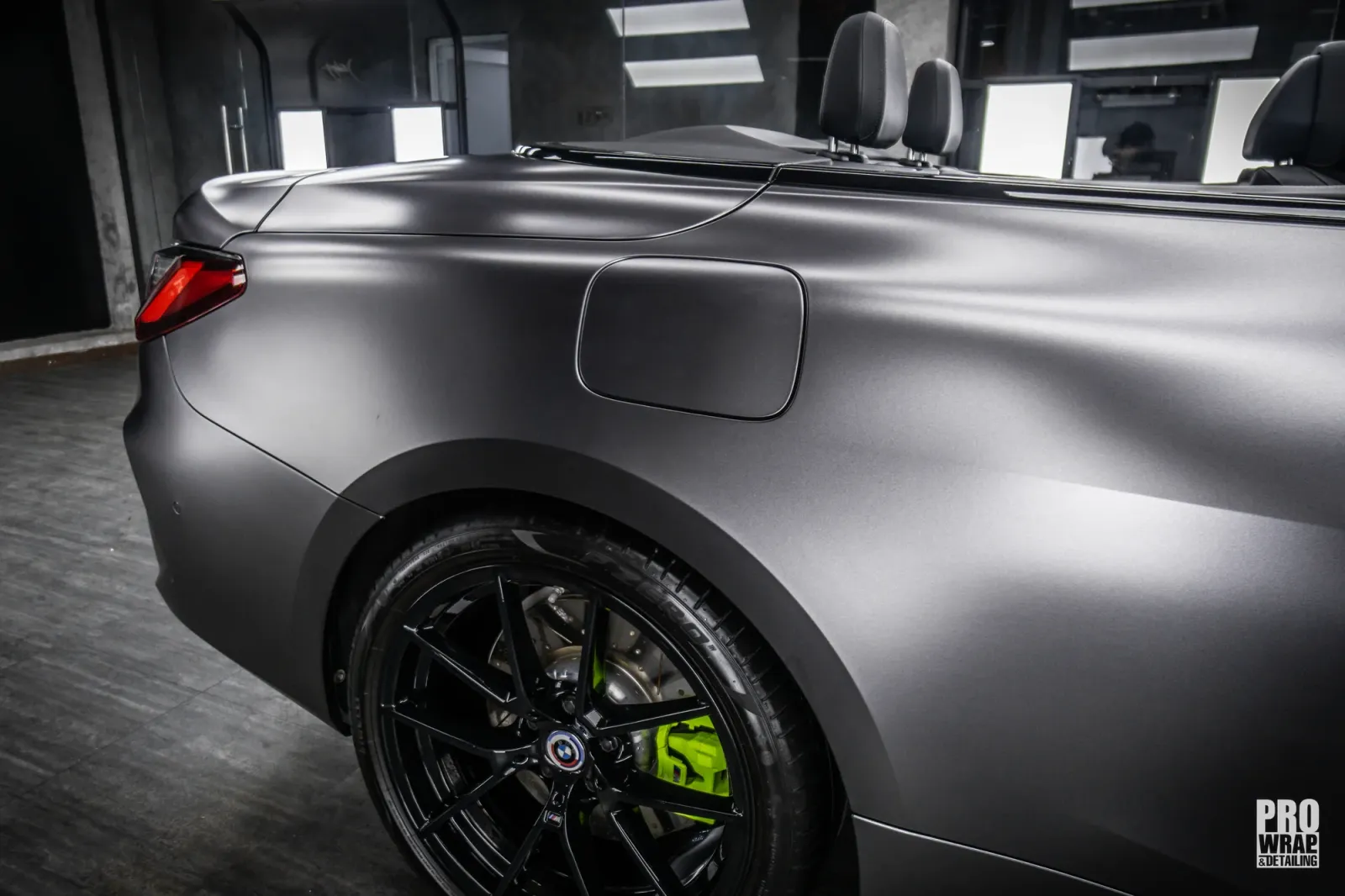 Dán đổi màu xe BMW Z4 Matte Dark Gray Metallic chi tiết hông và vòm bánh