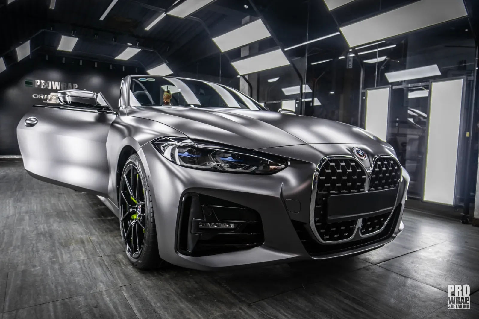 Dán đổi màu xe BMW Z4 Matte Dark Gray Metallic góc 3/4 phía trước