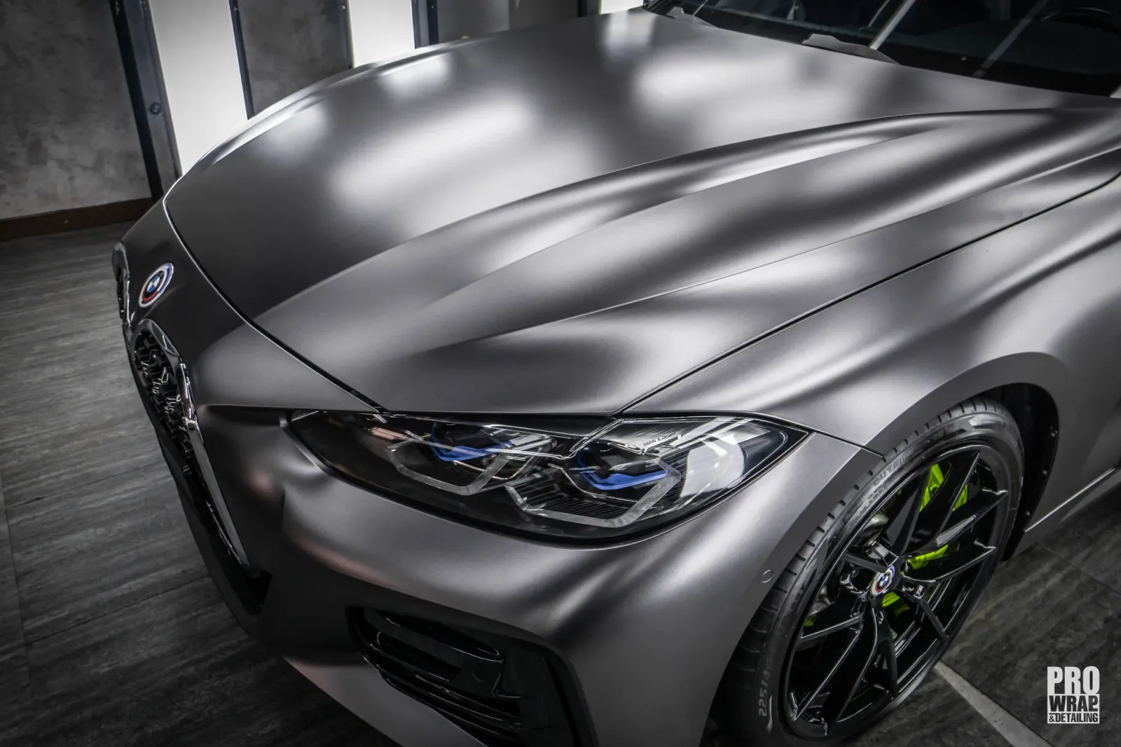 Dán đổi màu xe BMW Z4 Matte Dark Gray Metallic phần đầu và capo