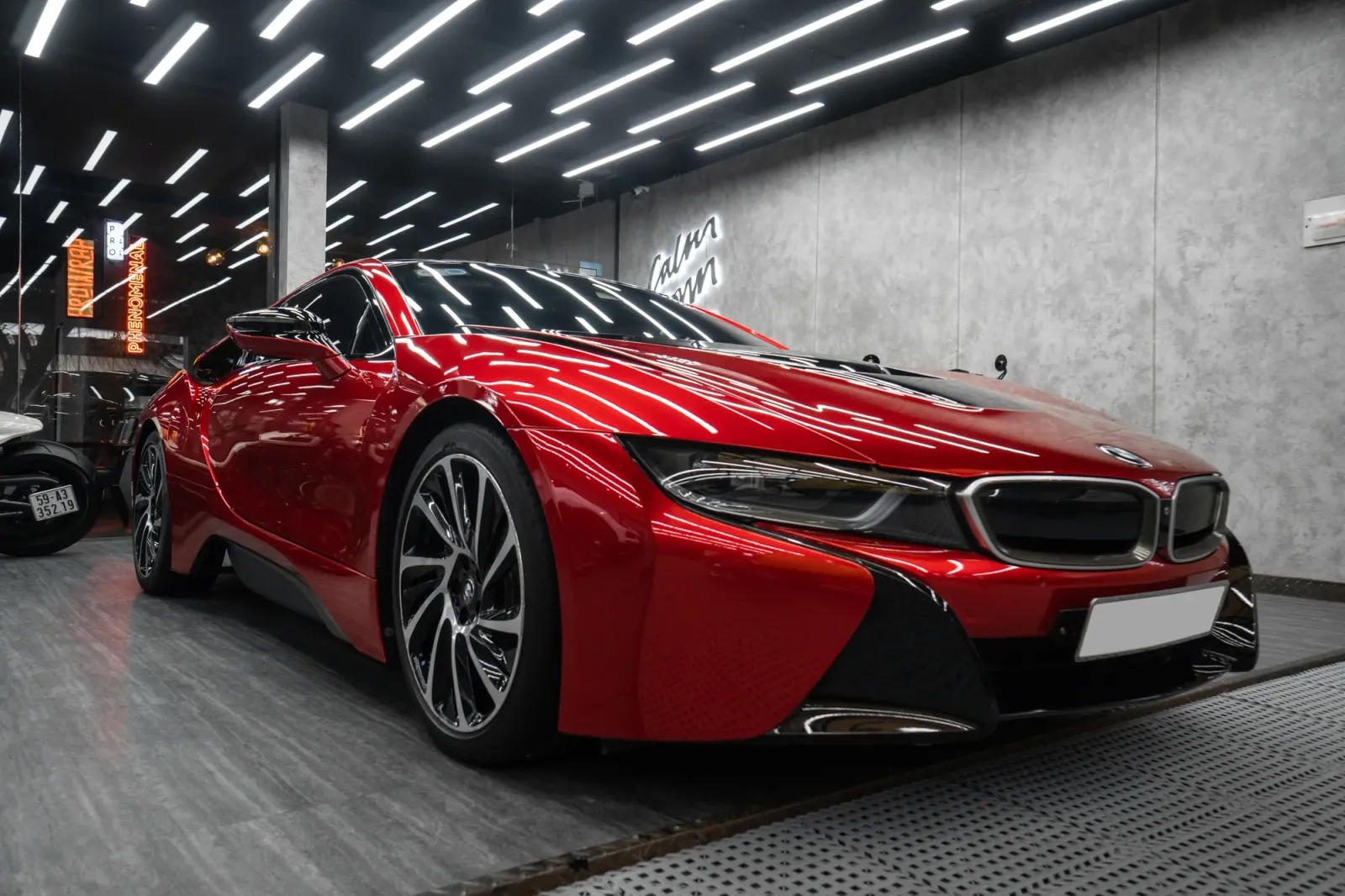 Dán đổi màu xe BMW i8 Gloss True Blood góc 3/4