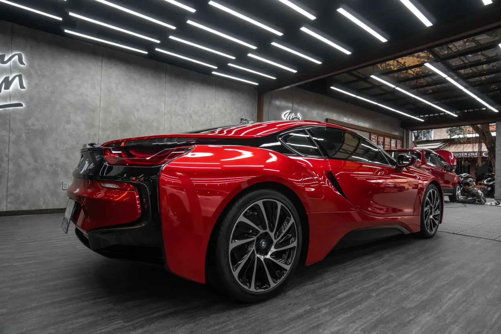 Dán đổi màu xe BMW i8 Gloss True Blood góc phía sau