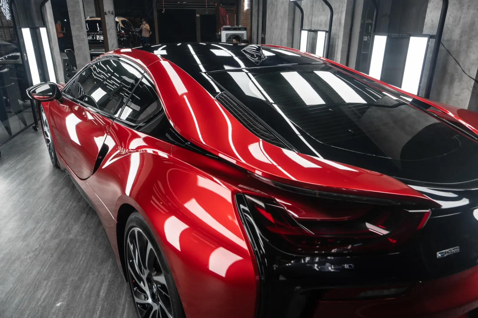 Dán đổi màu xe BMW i8 Gloss True Blood góc hông