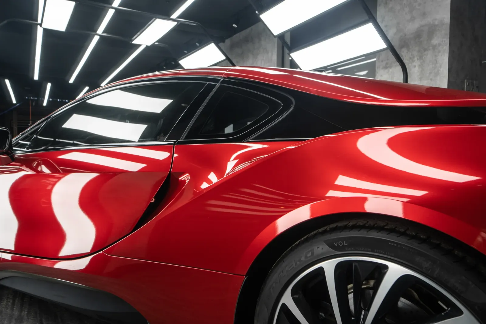 BMW i8 Gloss True Blood chi tiết đường nét thân xe