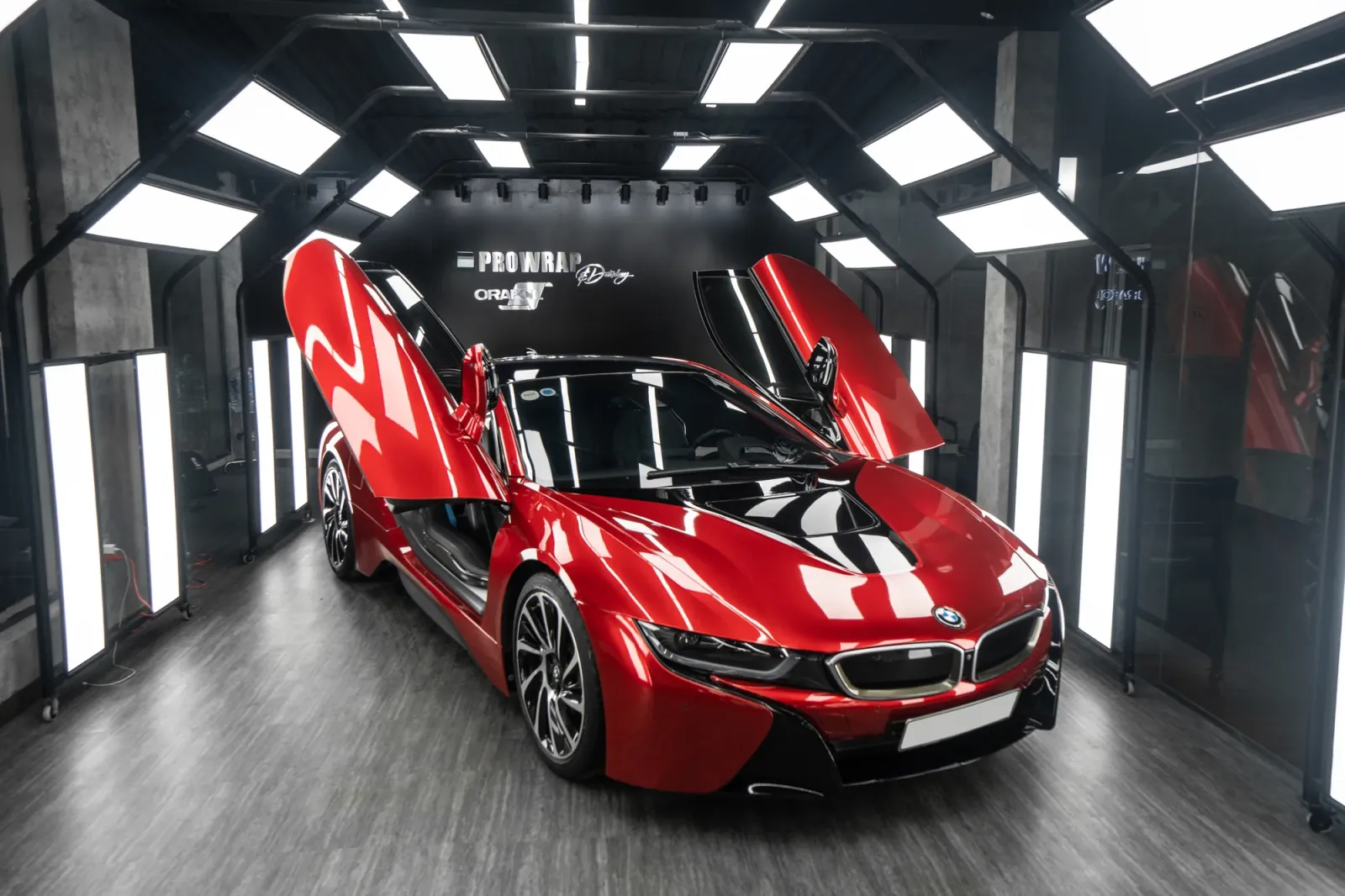 BMW i8 Gloss True Blood cận cảnh cửa và thân xe