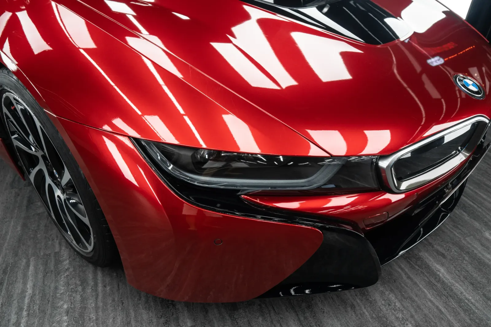 Dán đổi màu xe BMW i8 Gloss True Blood chi tiết capo