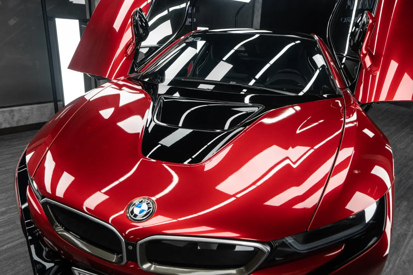 BMW i8 Gloss True Blood góc đầu xe
